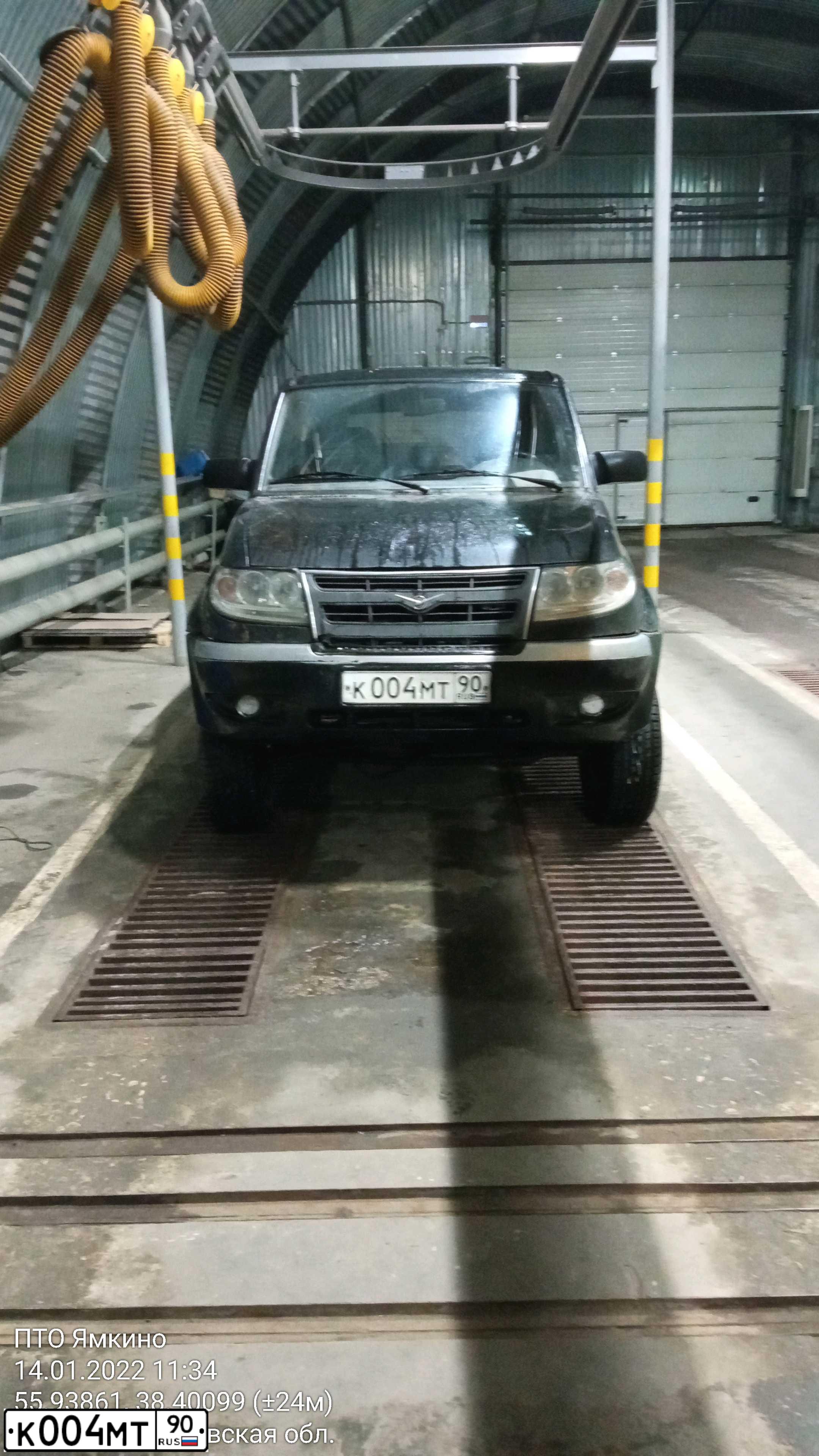 Фото автомобиля UAZ 3163 PATRIOT, 2006 — госномер К004МТ90. Цвет: ЧЕРНЫЙ