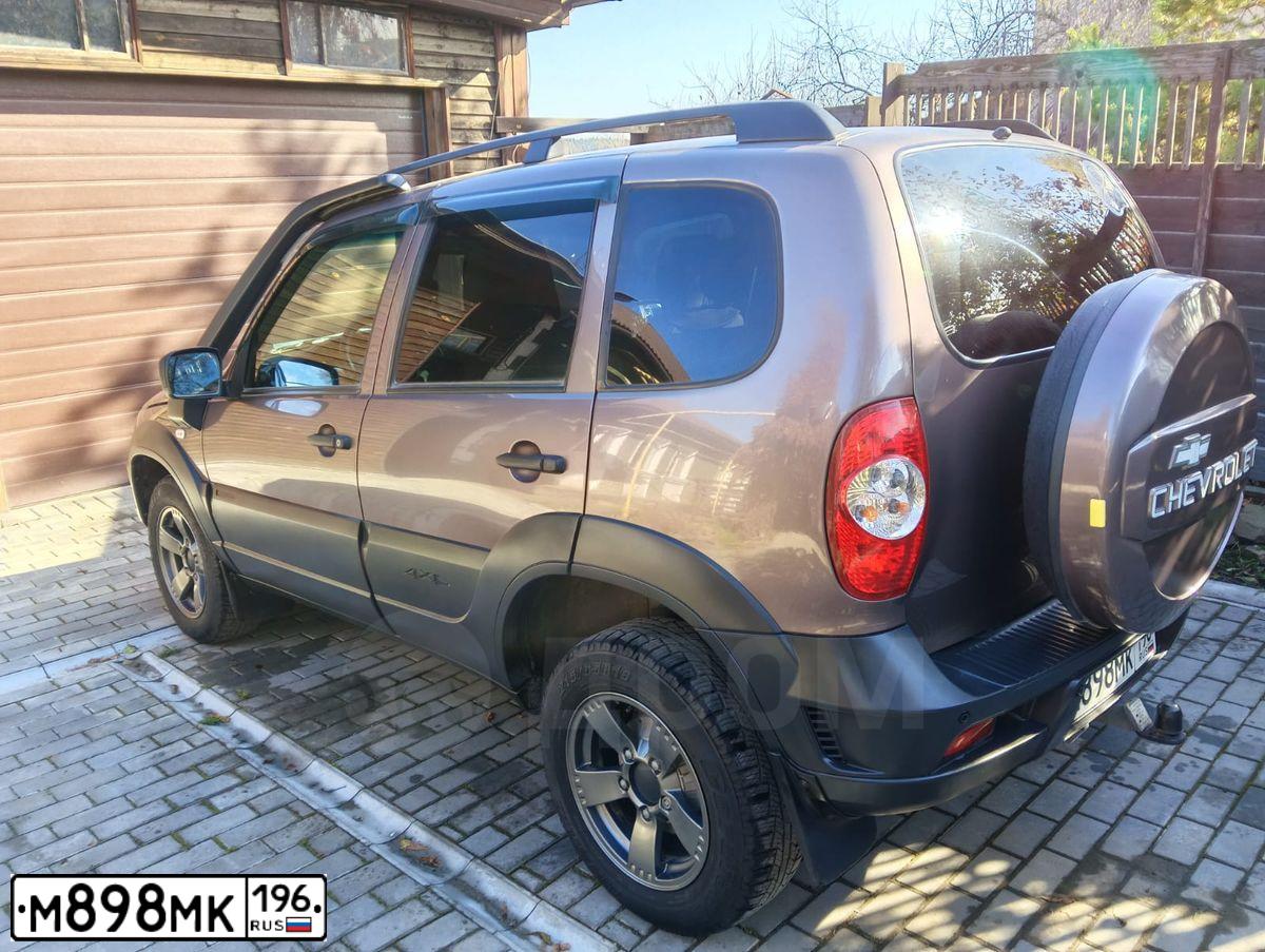 Фото автомобиля CHEVROLET NIVA, 2019 — госномер М898МК196. Цвет: СВЕТЛО-КОРИЧНЕВЫЙ