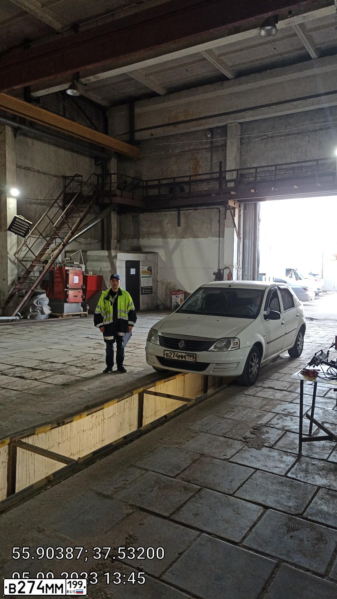 Фото автомобиля RENAULT LOGAN, 2011 — госномер В274ММ199. Цвет: БЕЛЫЙ