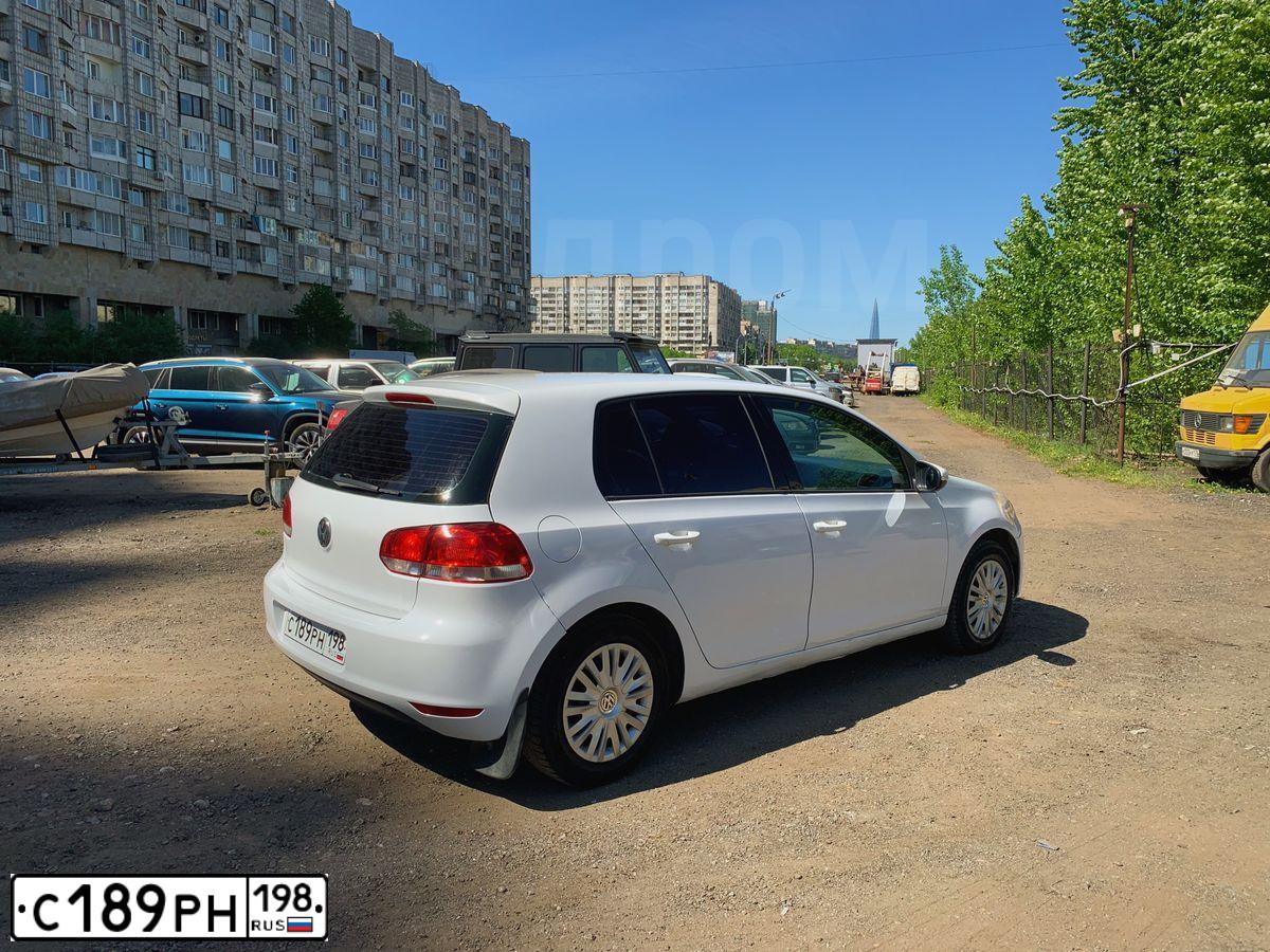 Фото автомобиля VOLKSWAGEN GOLF, 2011 — госномер С189РН198. Цвет: Белый