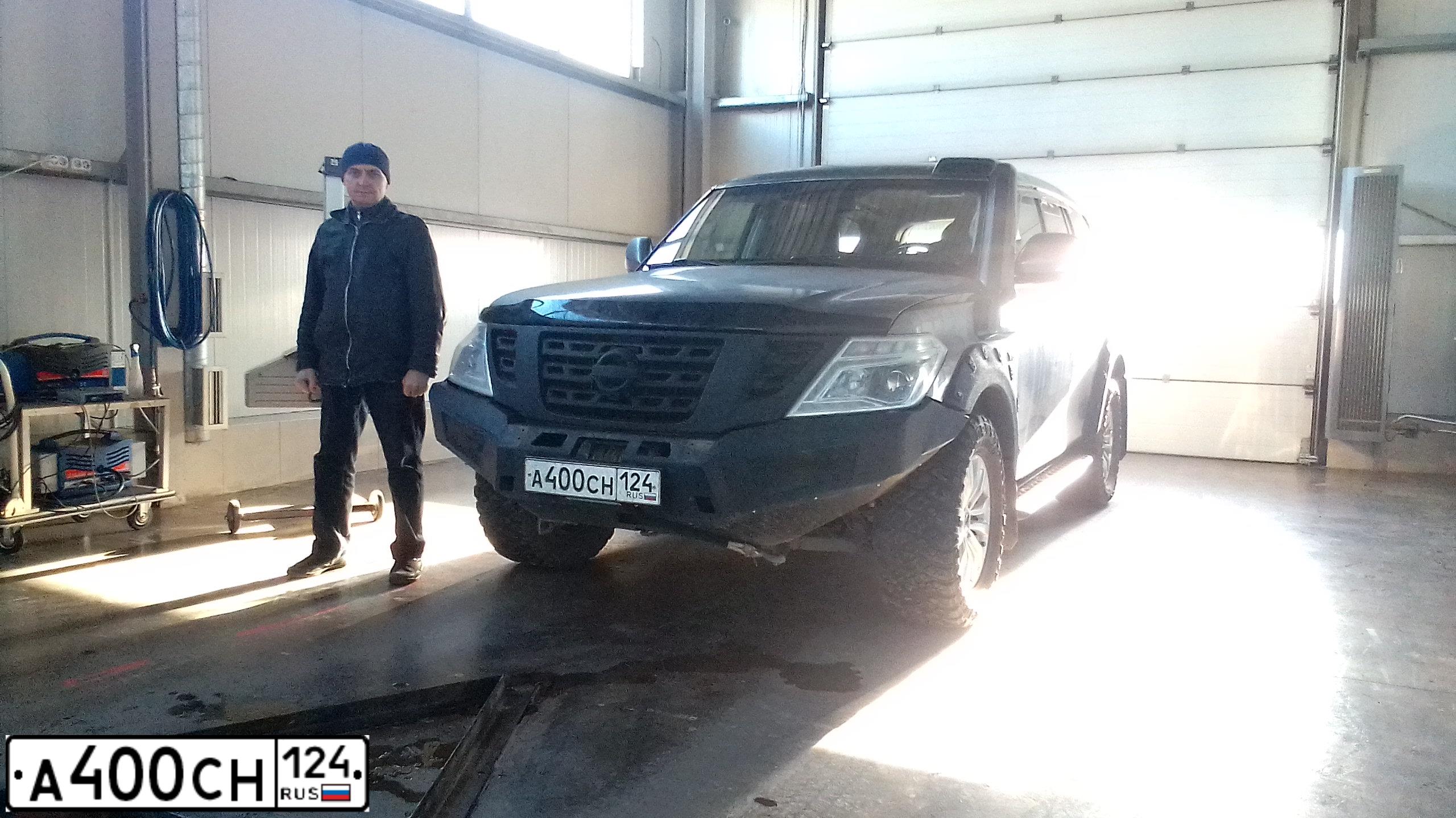 Фото автомобиля NISSAN PATROL, 2014 — госномер А400СН124. Цвет: СЕРЫЙ