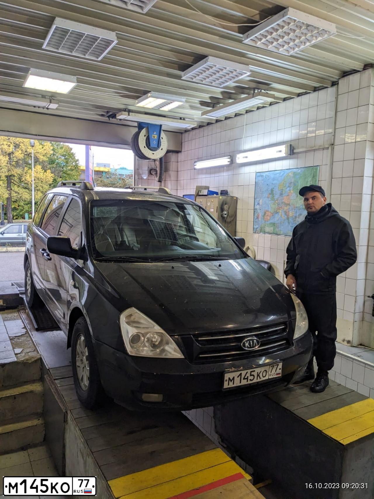 Фото автомобиля KIA CARNIVAL, 2006 — госномер Р550ХВ11. Цвет: ЧЕРНЫЙ