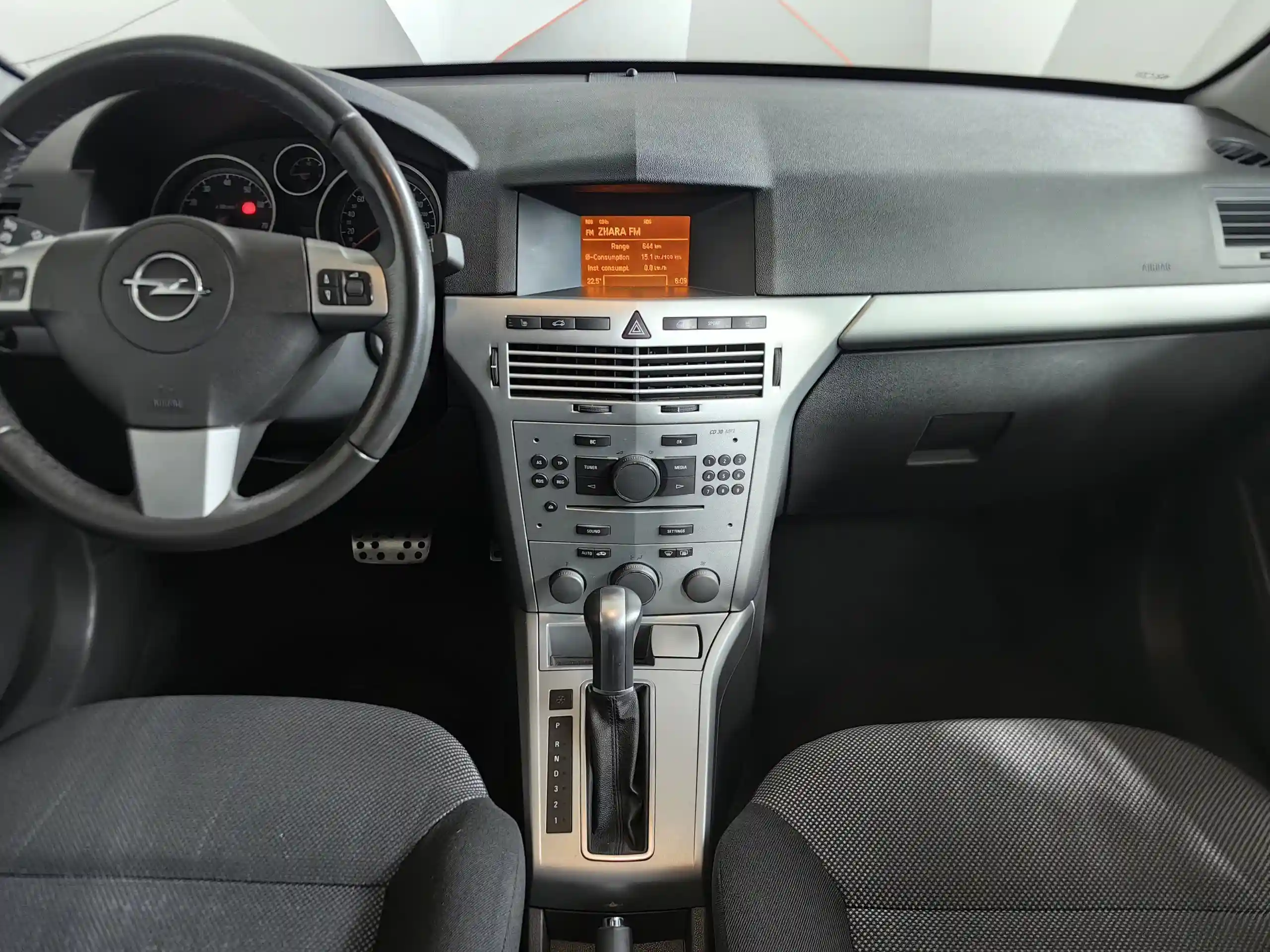 Фото автомобиля OPEL ASTRA, 2014 — госномер А698ОМ777. Цвет: ЧЕРНЫЙ