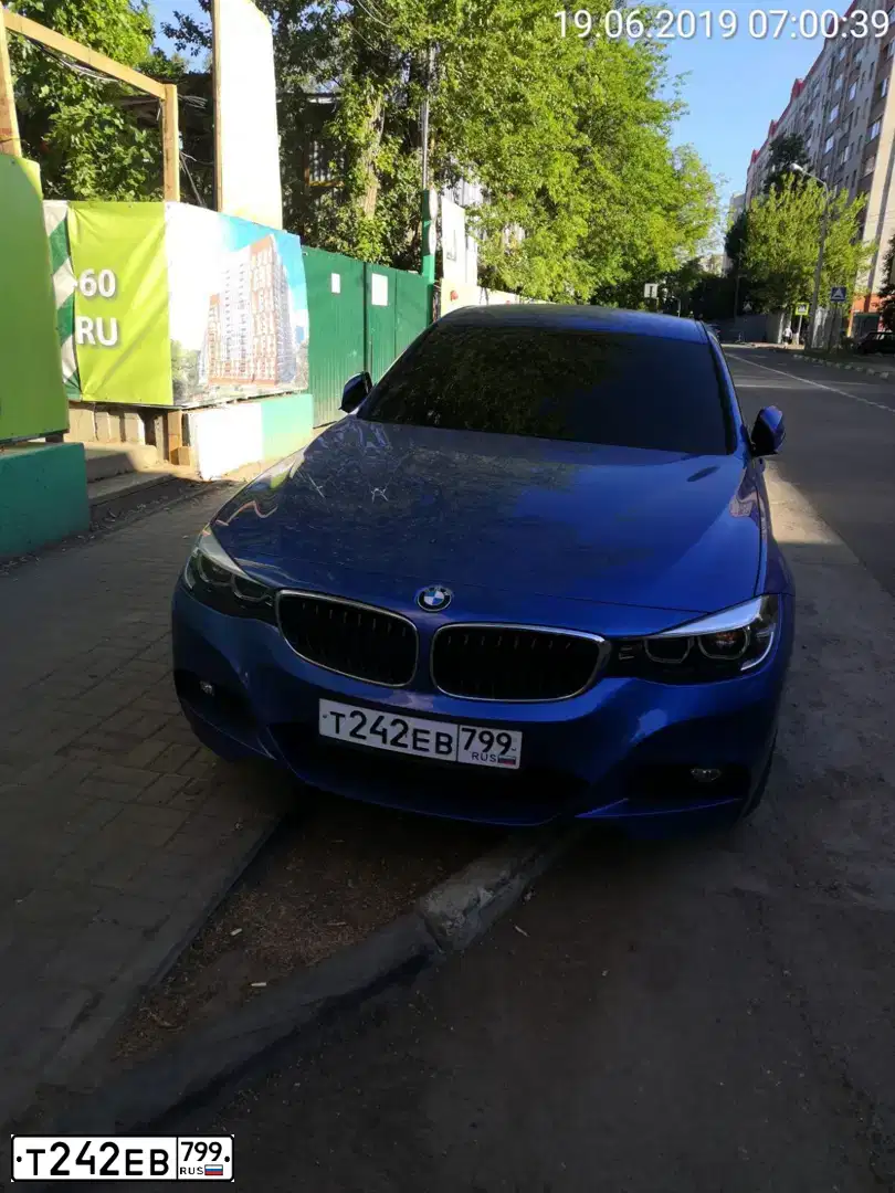 Фото автомобиля BMW SERIE 3 GT, 2018 — госномер Т242ЕВ799. Цвет: синий