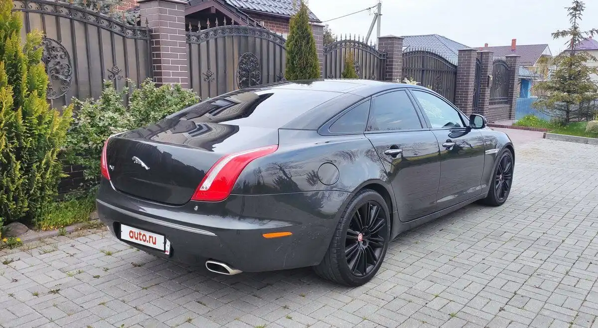 Фото автомобиля JAGUAR XJ-SERIE, 2011 — госномер С025ОО39. Цвет: ТЕМНО-СЕРЫЙ