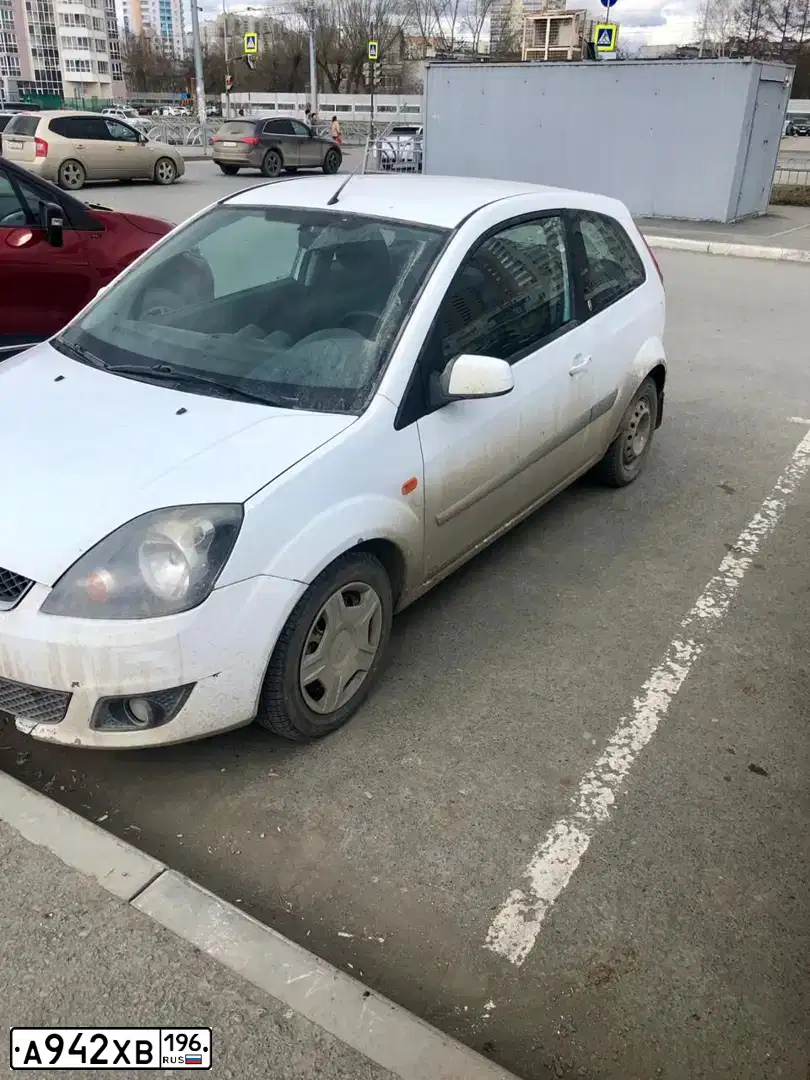 Фото автомобиля FORD FIESTA  ASPIRE, 2007 — госномер М224ЕО196. Цвет: Белый