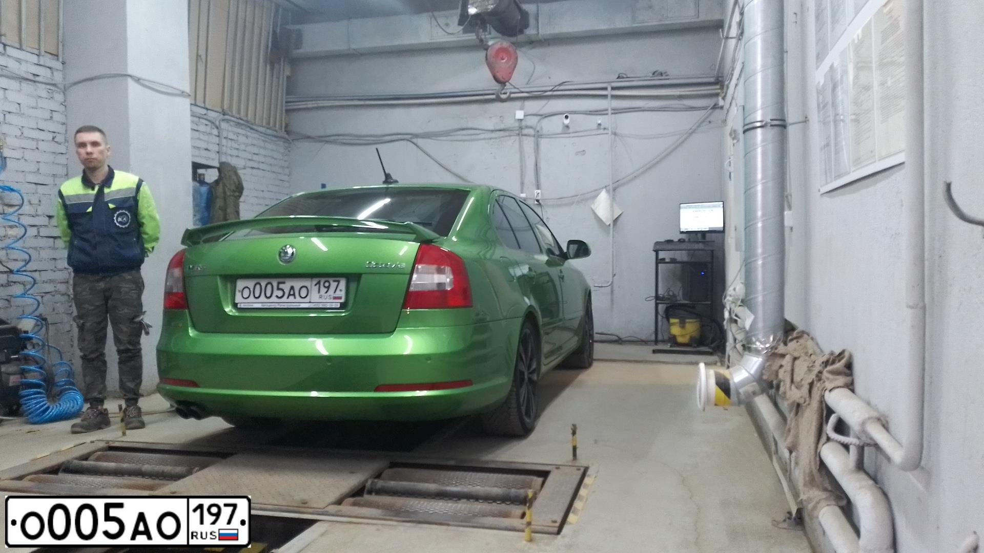 Фото автомобиля SKODA OCTAVIA, 2012 — госномер Р340ХВ790. Цвет: ЗЕЛЕНЫЙ