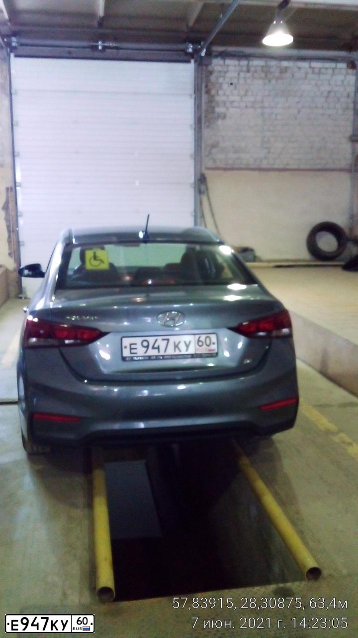 Фото автомобиля HYUNDAI SOLARIS, 2017 — госномер Е947КУ60. Цвет: Серый