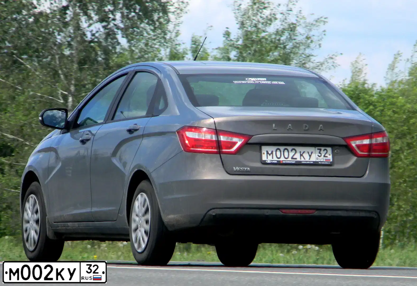 Фото автомобиля LADA VESTA, 2017 — госномер М002КУ32. Цвет: СЕРО - ГОЛУБОЙ
