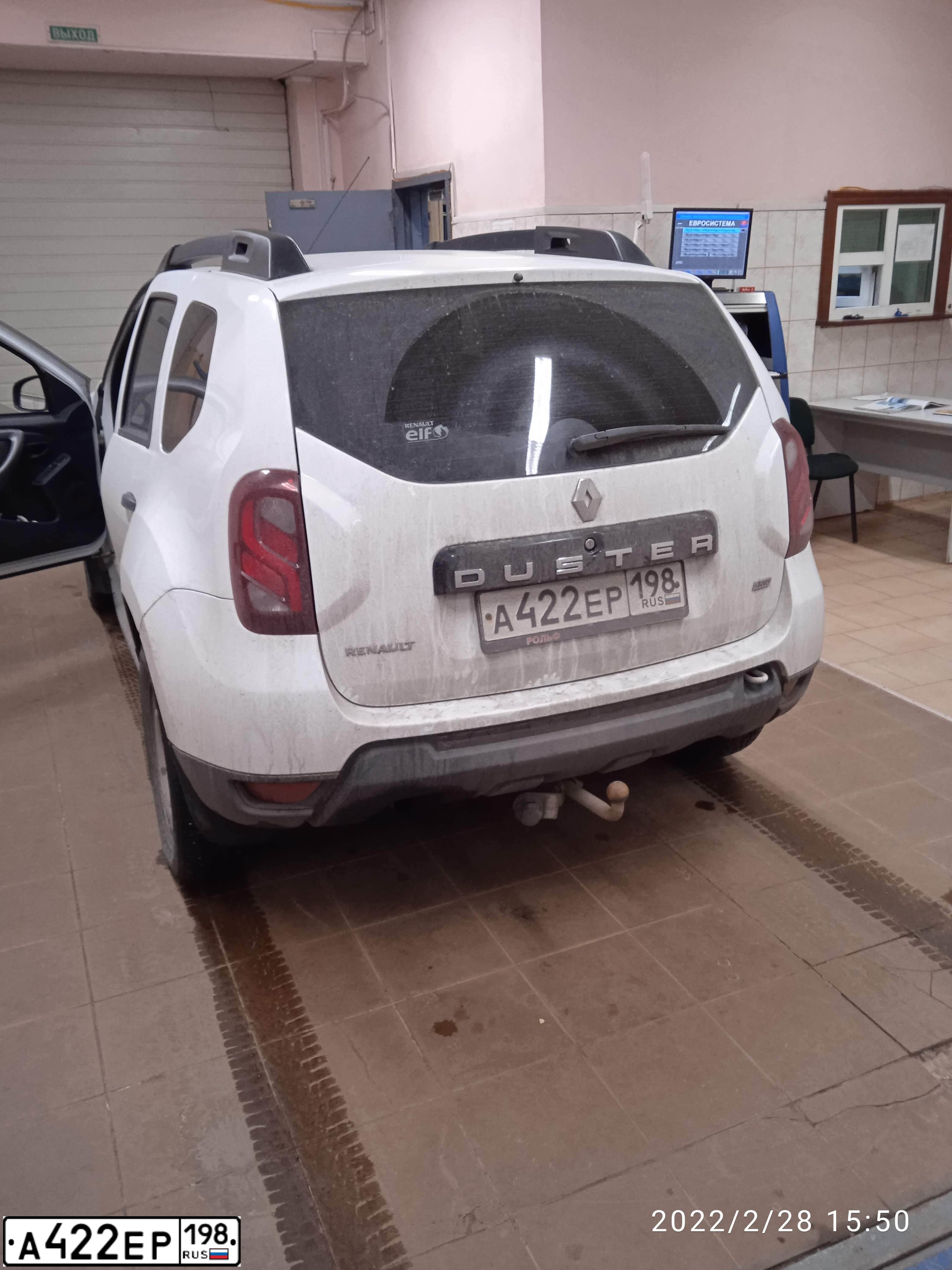 Фото автомобиля RENAULT DUSTER, 2017 — госномер А422ЕР198. Цвет: БЕЛЫЙ