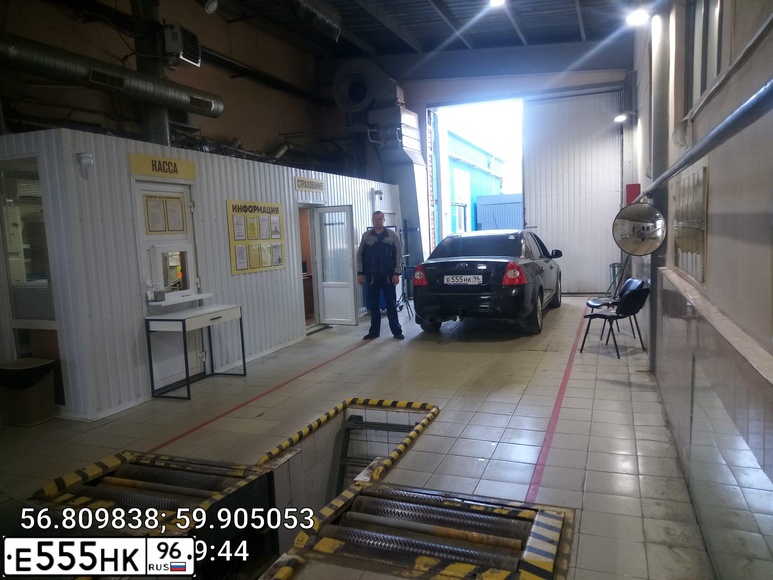 Фото автомобиля FORD FOCUS, 2010 — госномер Е555НК96. Цвет: ЧЕРНЫЙ