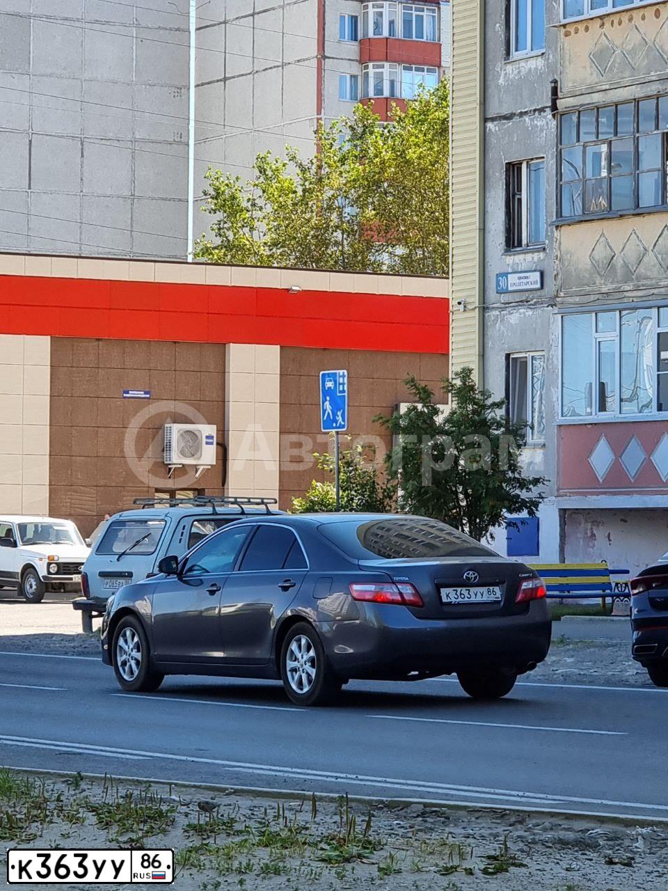 Фото автомобиля TOYOTA CAMRY, 2011 — госномер К363УУ86. Цвет: СЕРЫЙ МЕТАЛЛИК
