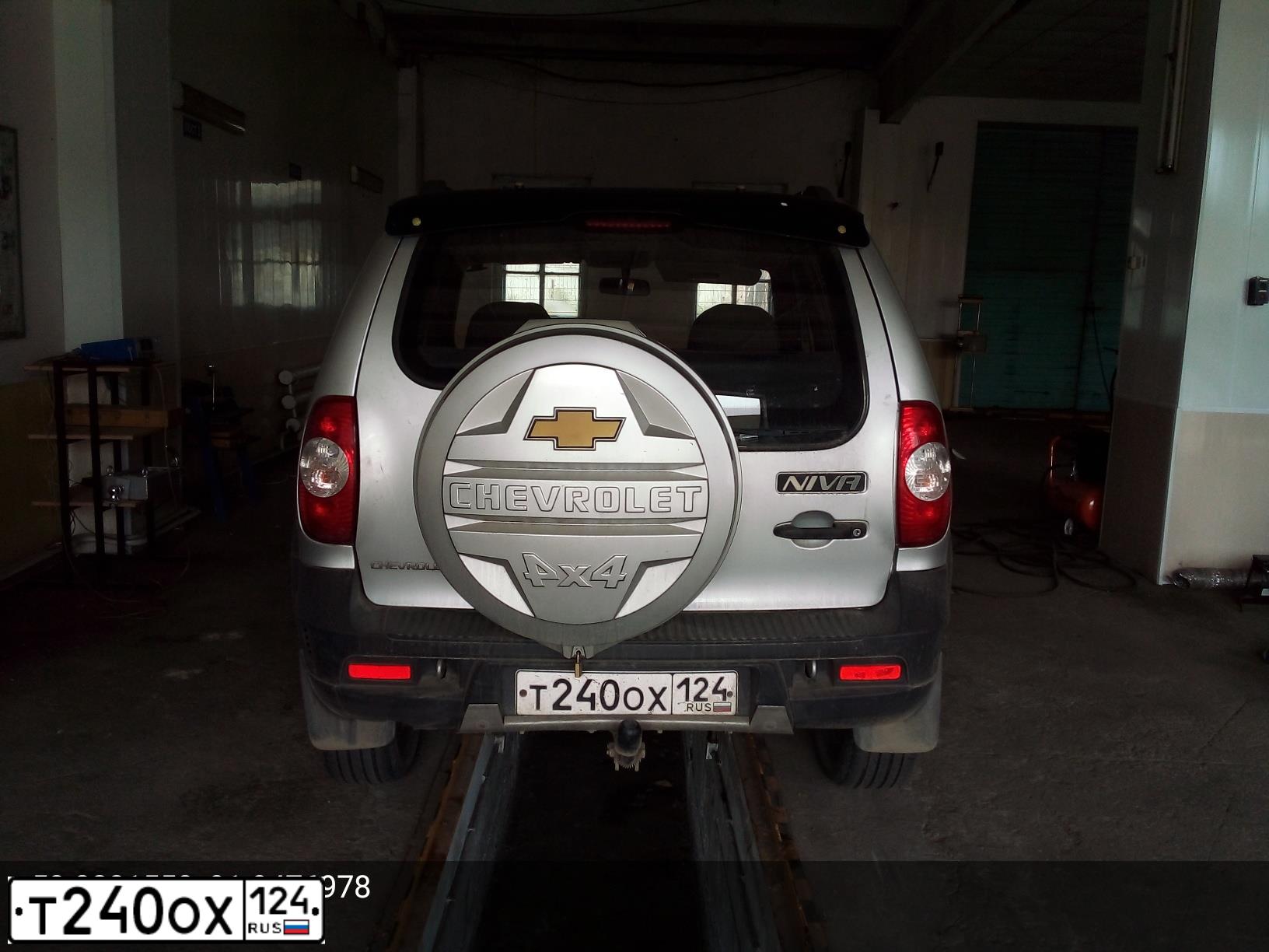 Фото автомобиля CHEVROLET NIVA, 2009 — госномер Т240ОХ124. Цвет: СЕРЫЙ