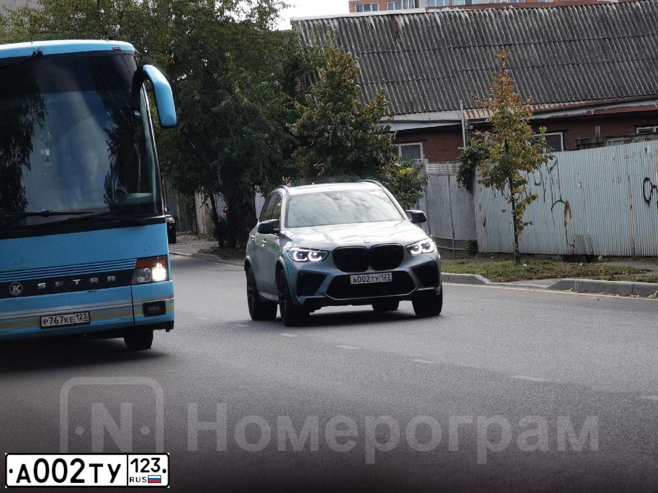 Фото автомобиля BMW X5 M, 2021 — госномер А002ТУ123. Цвет: СЕРЫЙ