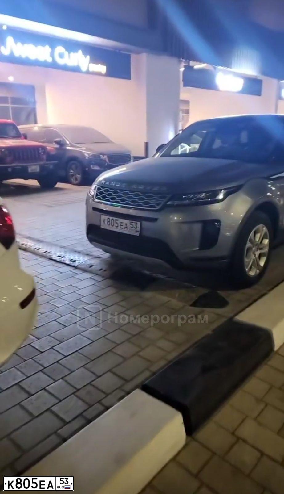 Фото автомобиля LANDROVER RANGE ROVER EVOQUE, 2019 — госномер К805ЕА53. Цвет: СЕРЫЙ
