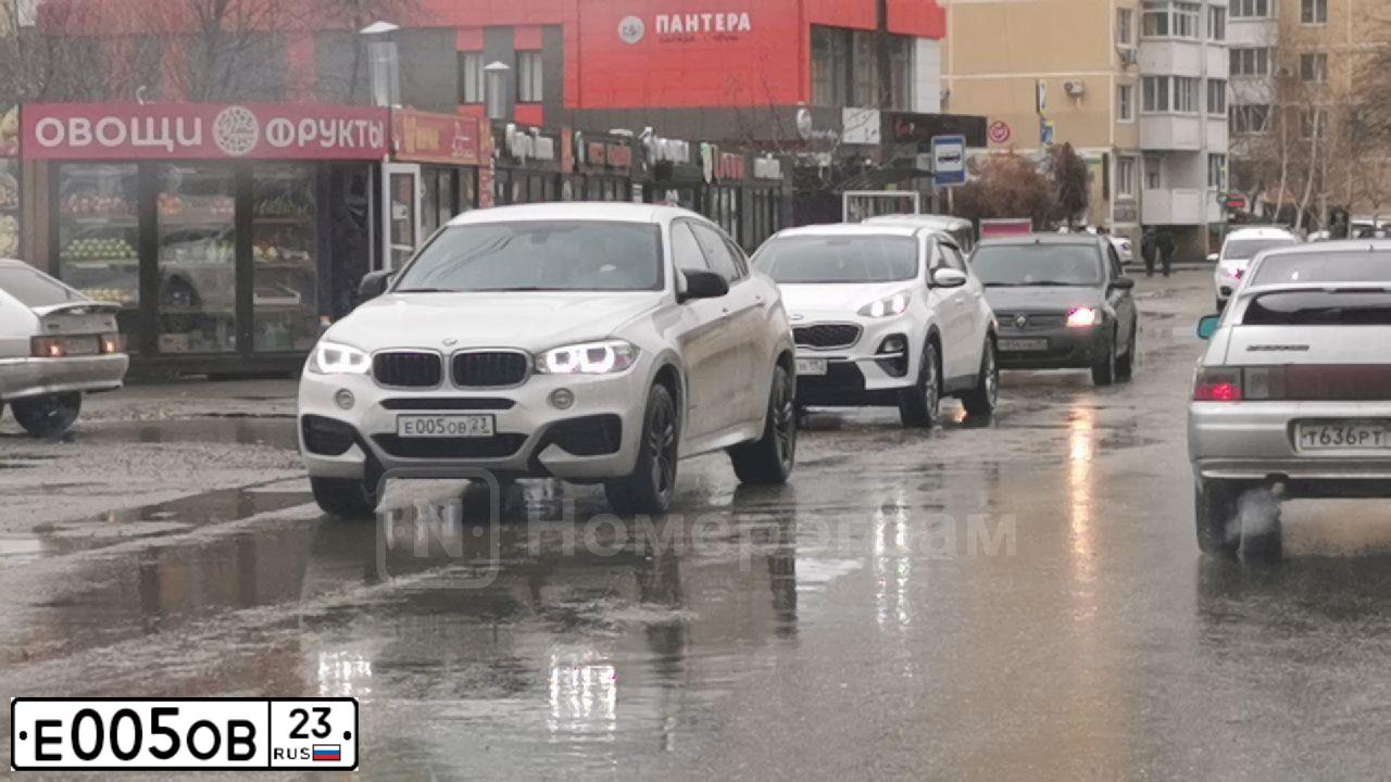 Фото автомобиля HYUNDAI H 1/H 100/STAREX, 2007 — госномер С449АЕ193. Цвет: ТЕМНО-СЕРЫЙ