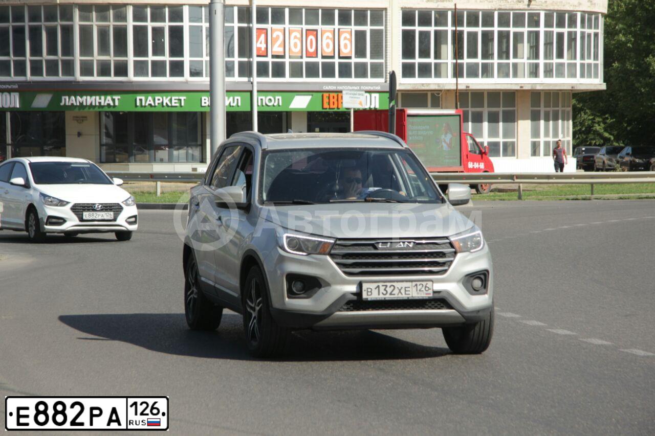 Фото автомобиля HYUNDAI SOLARIS, 2019 — госномер Е882РА126. Цвет: БЕЛЫЙ