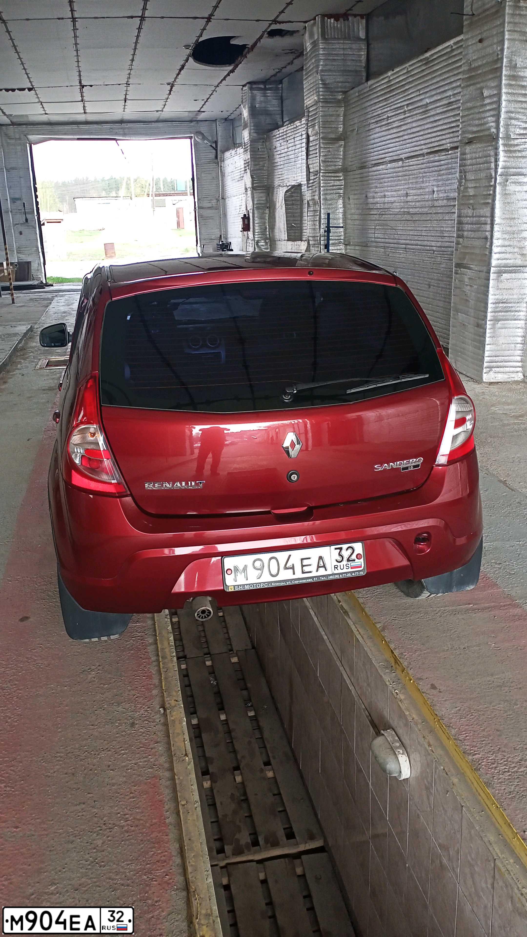 Фото автомобиля RENAULT SANDERO, 2012 — госномер М904ЕА32. Цвет: Красный