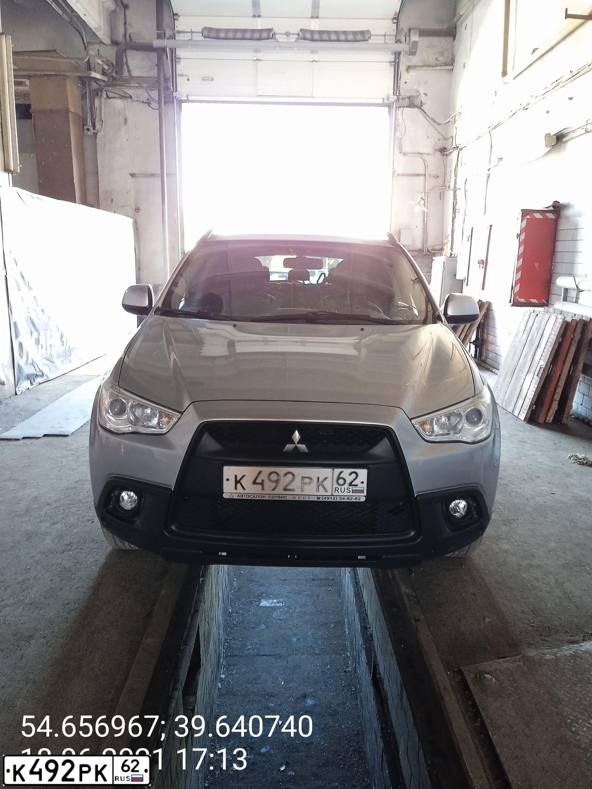 Фото автомобиля MITSUBISHI ASX, 2012 — госномер С586ОМ62. Цвет: Серебристый