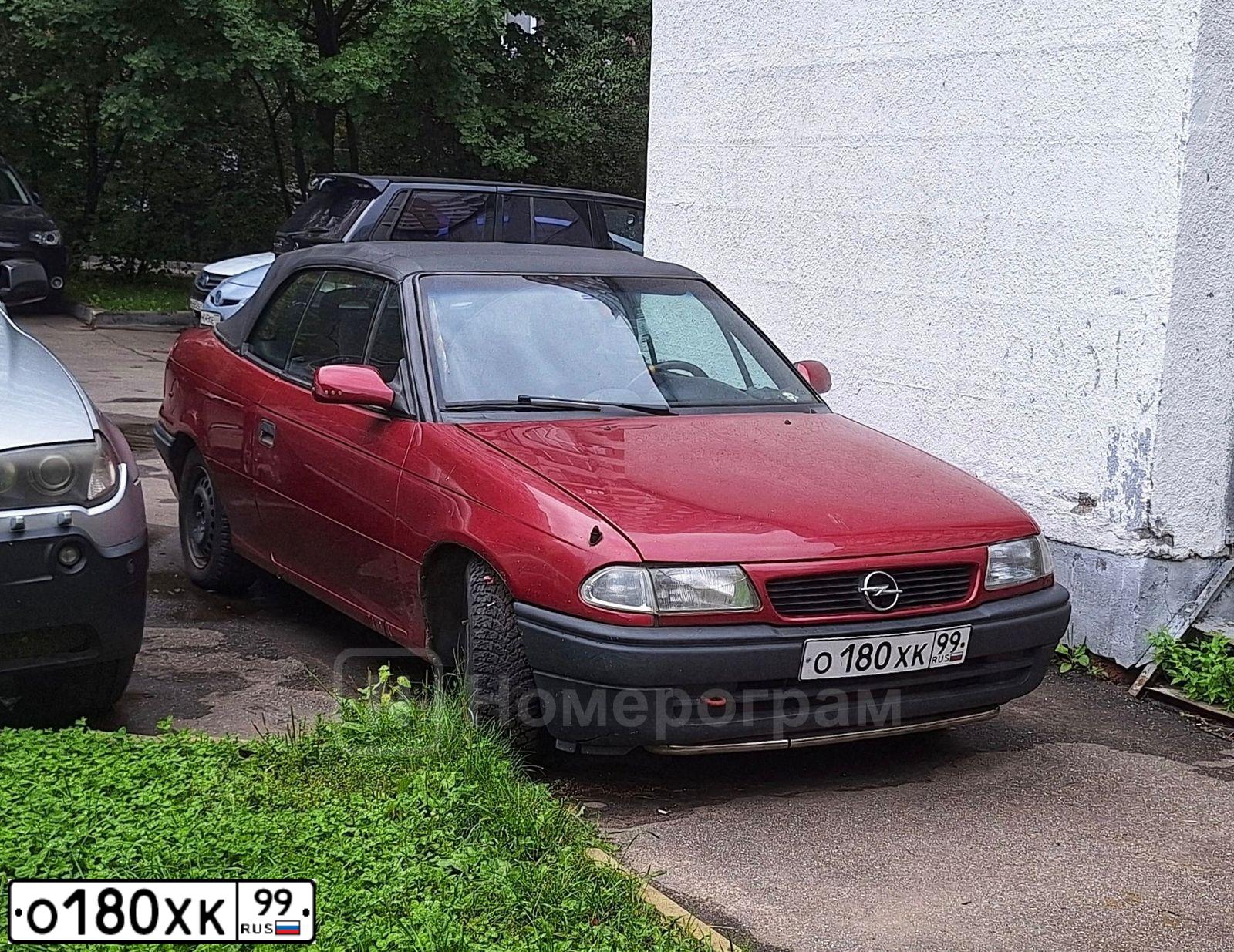 Фото автомобиля OPEL ASTRA, 1995 — госномер О180ХК99. Цвет: КРАСНЫЙ МЕТАЛЛИК