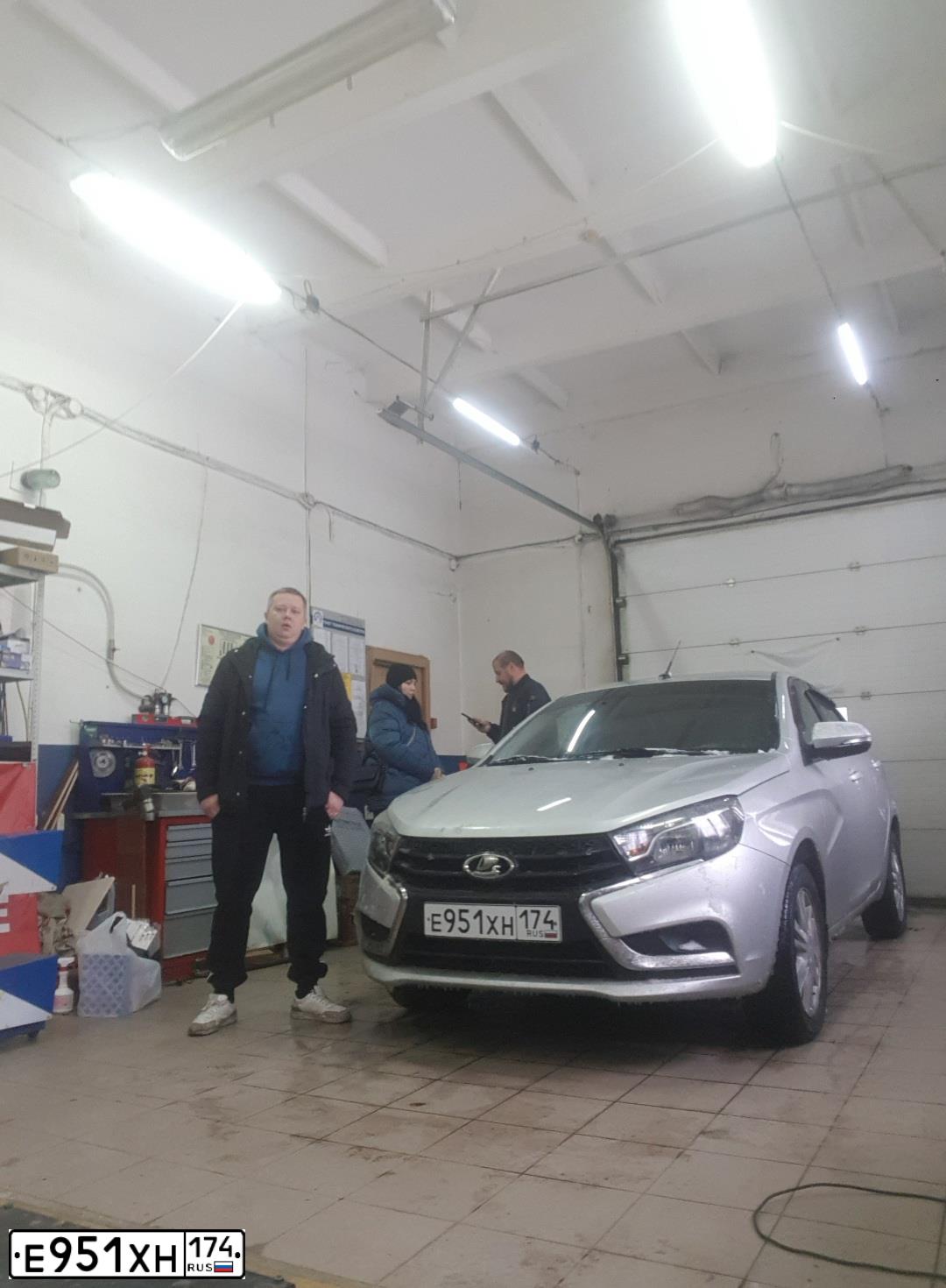 Фото автомобиля LADA VESTA, 2018 — госномер Р408РС186. Цвет: Серебристый