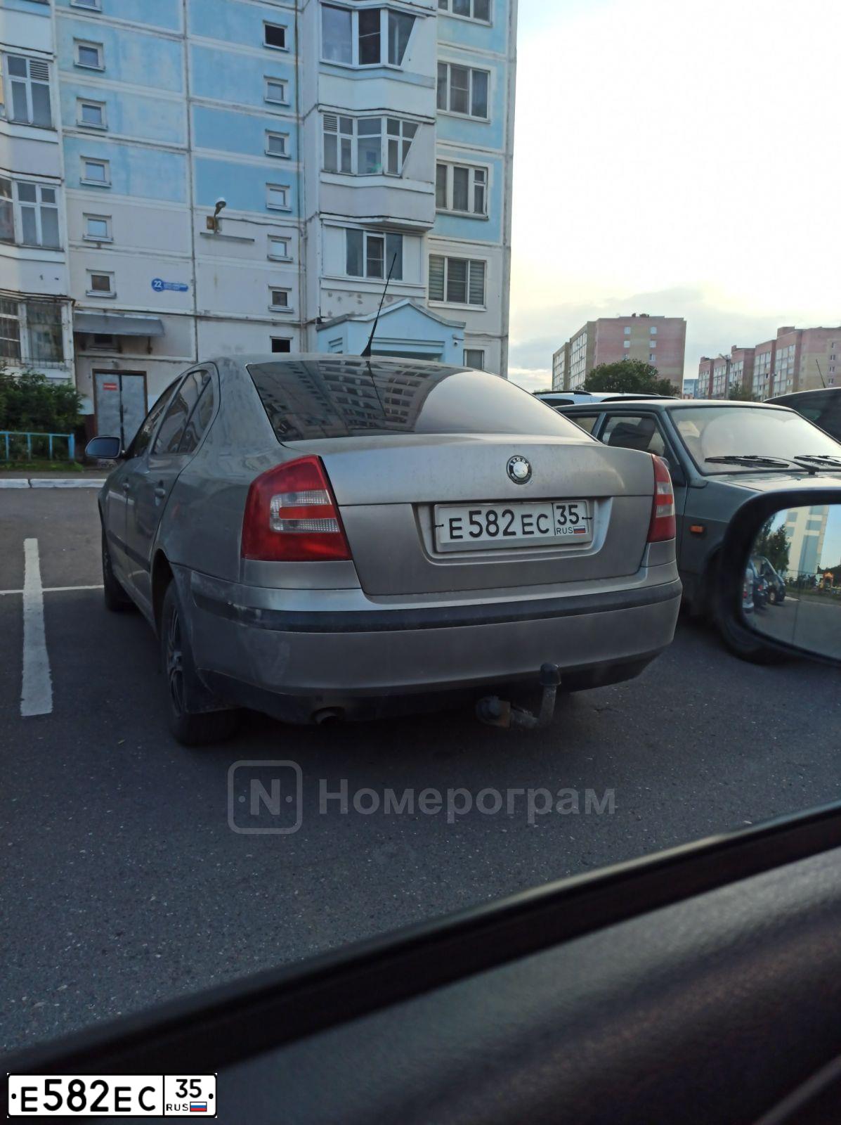 Фото автомобиля SKODA OCTAVIA, 2007 — госномер Е582ЕС35. Цвет: СЕРЫЙ