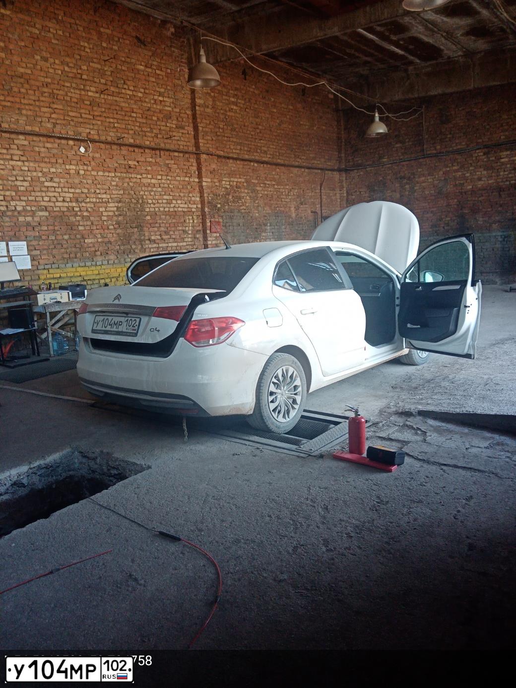 Фото автомобиля CITROEN C4, 2016 — госномер У104МР102. Цвет: БЕЛЫЙ