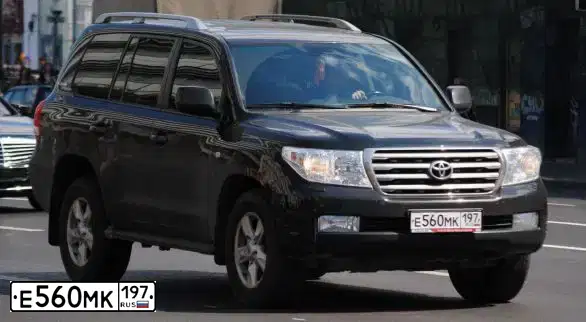 Фото автомобиля TOYOTA LANDCRUISER 200, 2011 — госномер Е560МК197. Цвет: ЧЕРНЫЙ