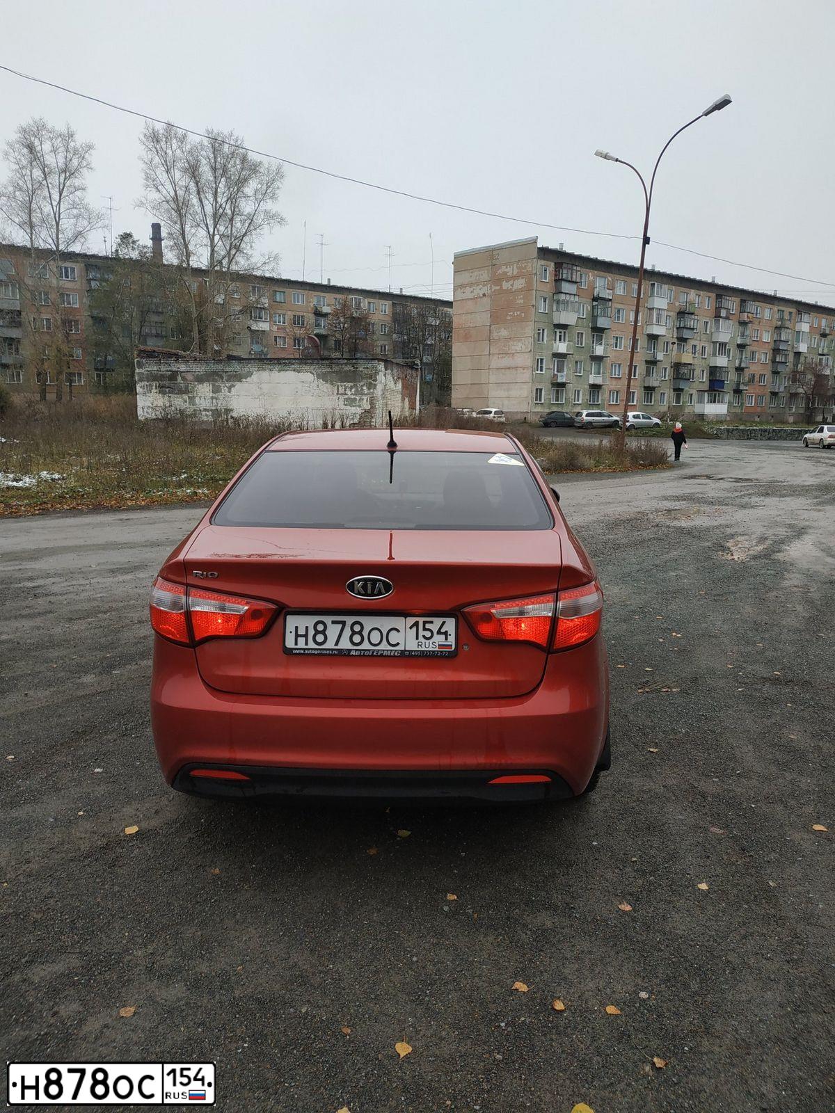 Фото автомобиля KIA RIO, 2012 — госномер В508КС19. Цвет: Красный