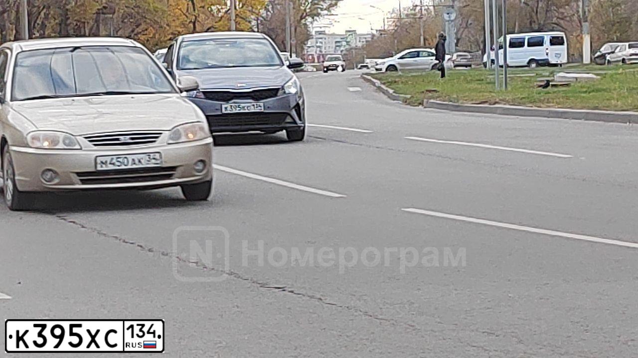 Фото автомобиля VOLKSWAGEN JETTA, 2010 — госномер К395ХС134. Цвет: ЧЕРНЫЙ