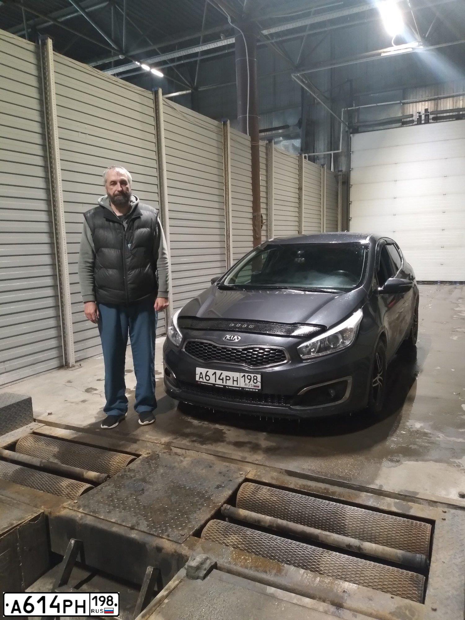 Фото автомобиля KIA CEED, 2018 — госномер М016УА790. Цвет: СЕРЫЙ