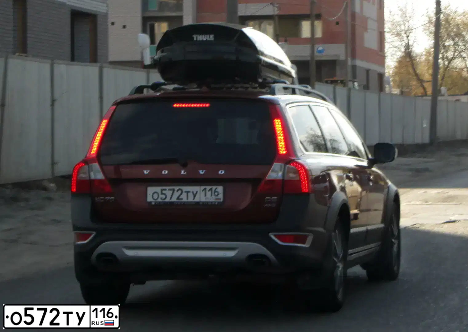 Фото автомобиля VOLVO XC70, 2011 — госномер О572ТУ116. Цвет: КРАСНЫЙ