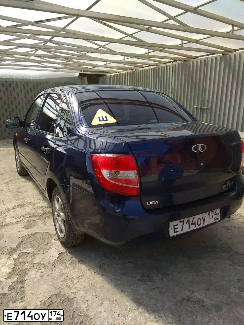 Фото автомобиля LADA 2190 GRANTA, 2012 — госномер Е714ОУ174. Цвет: СИНИЙ