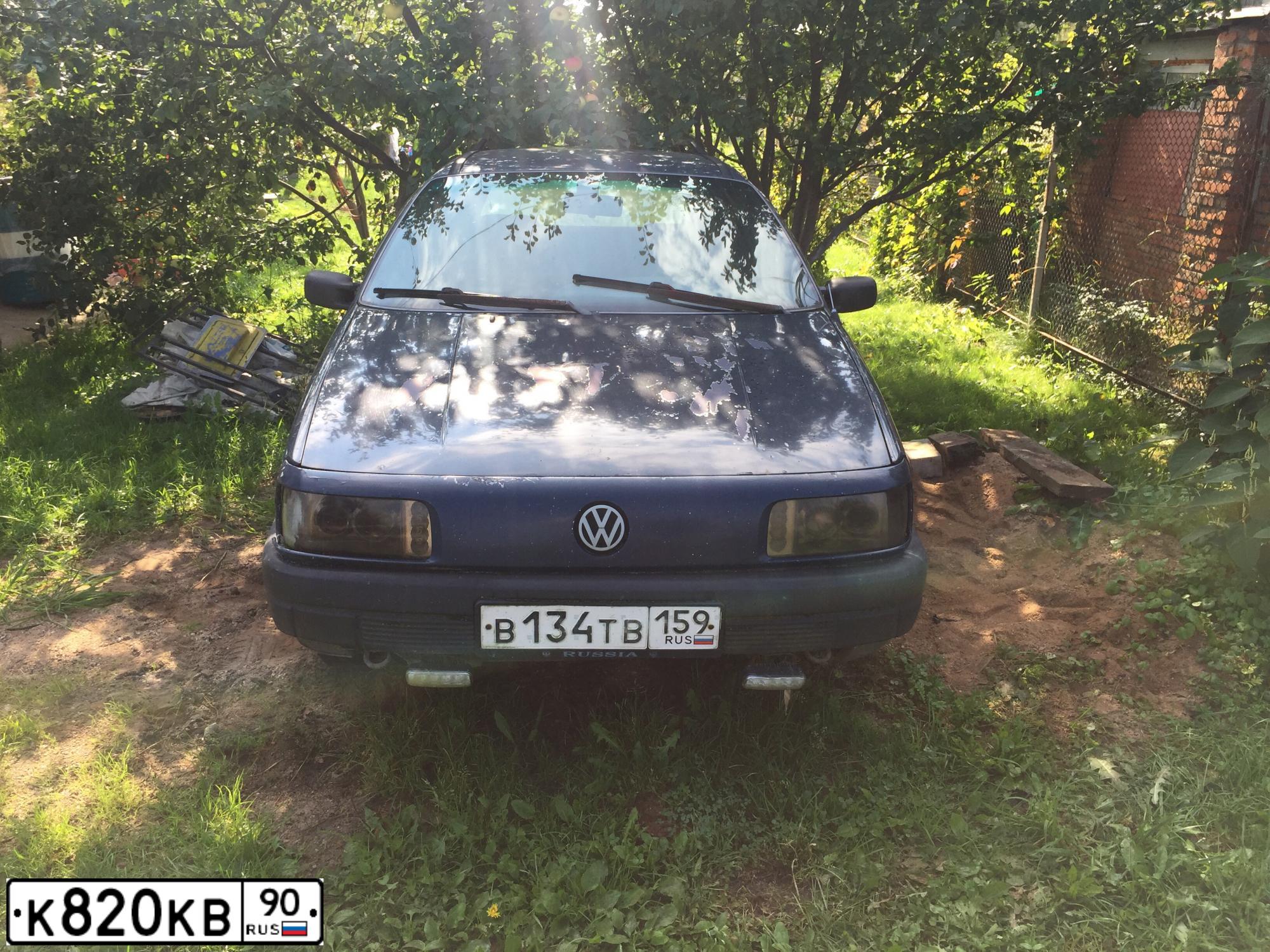 Фото автомобиля VOLKSWAGEN PASSAT, 1990 — госномер К820КВ90. Цвет: синий