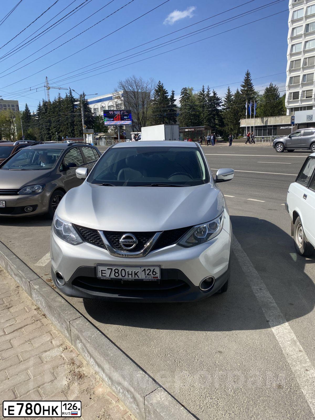 Фото автомобиля NISSAN QASHQAI, 2018 — госномер Е780НК126. Цвет: Серебристый