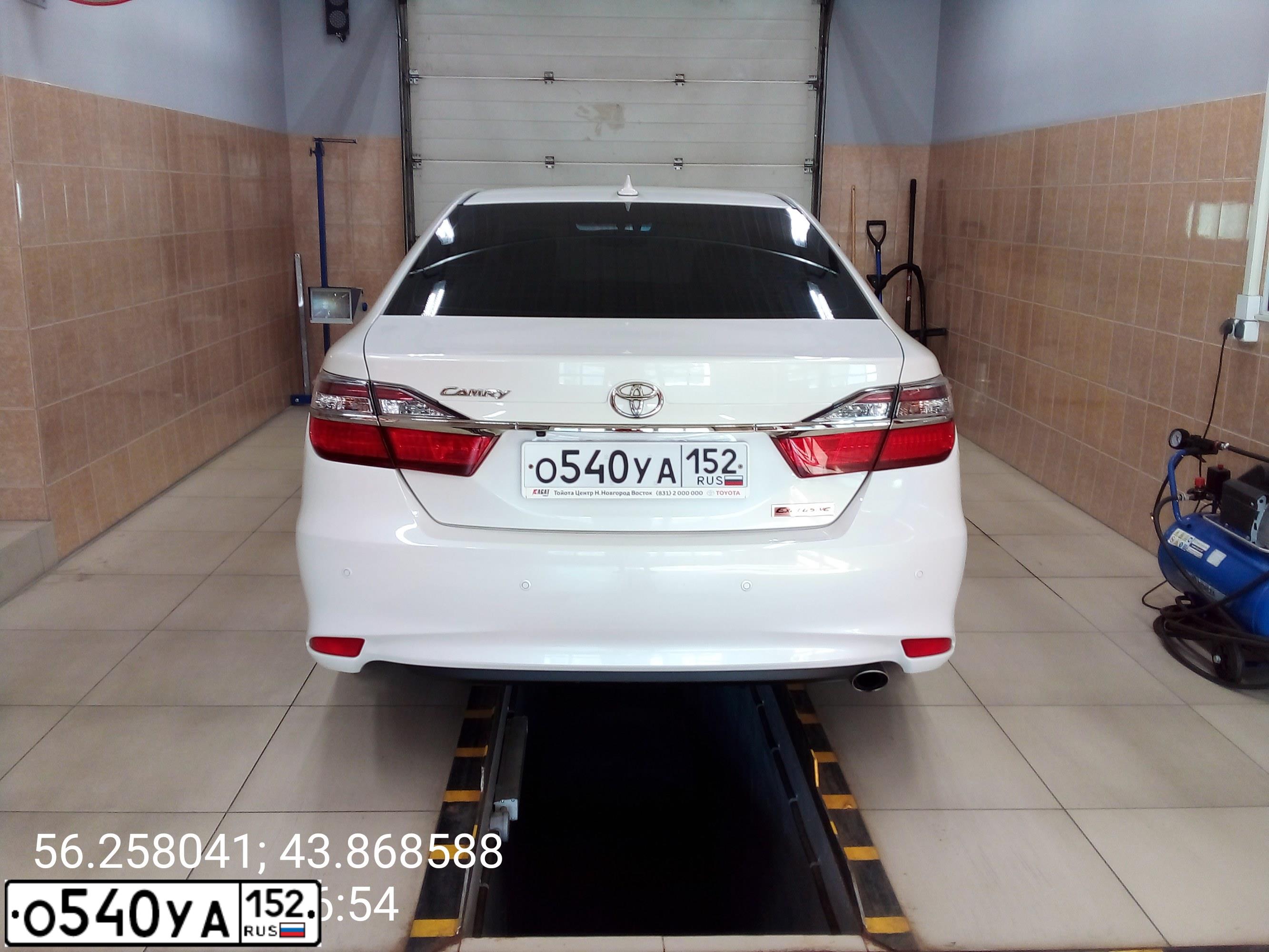Фото автомобиля TOYOTA CAMRY, 2017 — госномер О540УА152. Цвет: Белый