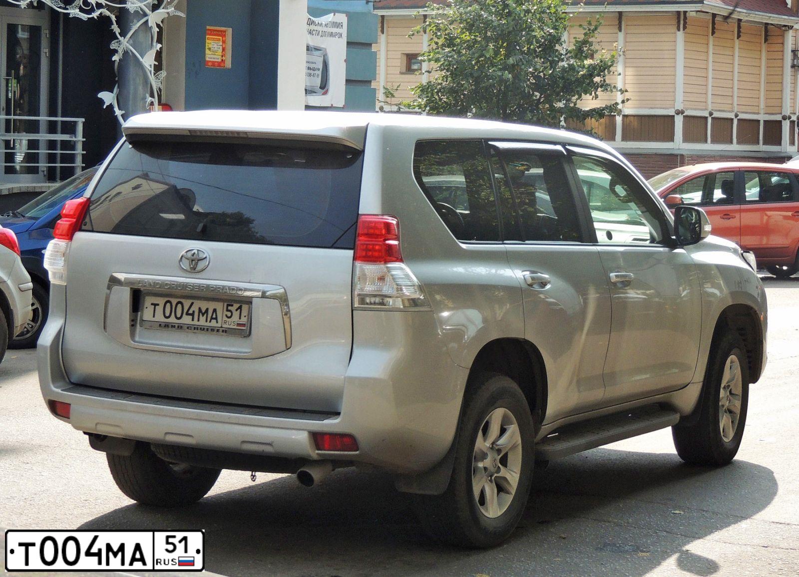 Фото автомобиля TOYOTA LANDCRUISER, 2011 — госномер О963РР750. Цвет: серебристый