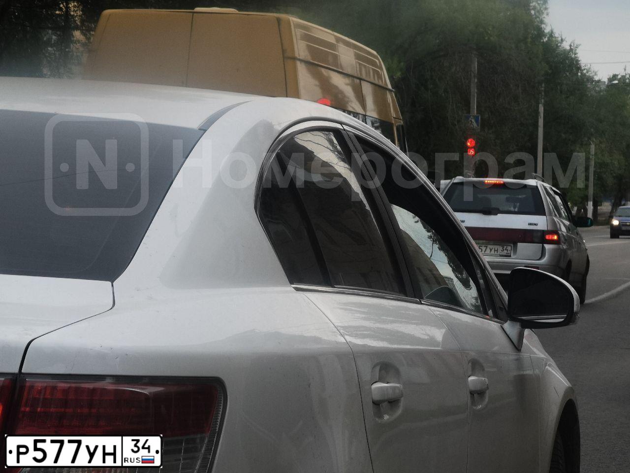 Фото автомобиля LADA 1118 KALINA, 2005 — госномер Р577УН34. Цвет: СЕРЕБРИСТО-КРАСНЫЙ