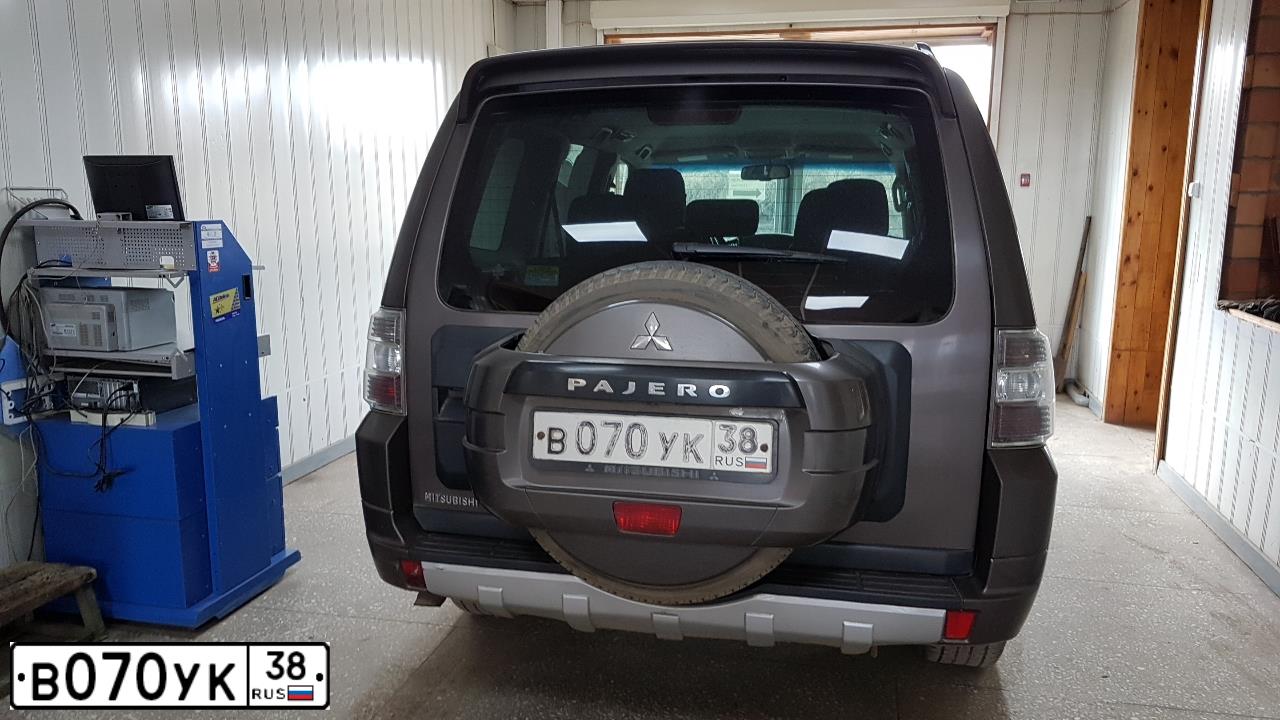 Фото автомобиля MITSUBISHI PAJERO, 2012 — госномер В070УК38. Цвет: КОРИЧНЕВЫЙ