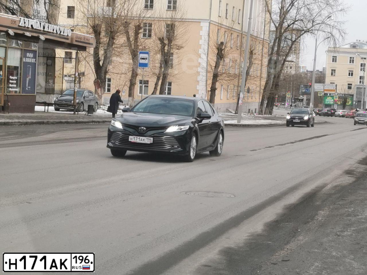 Фото автомобиля TOYOTA CAMRY, 2020 — госномер Н171АК196. Цвет: синий