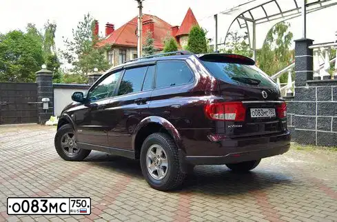 Фото автомобиля SSANGYONG KYRON, 2008 — госномер С487ХН799. Цвет: БОРДОВЫЙ