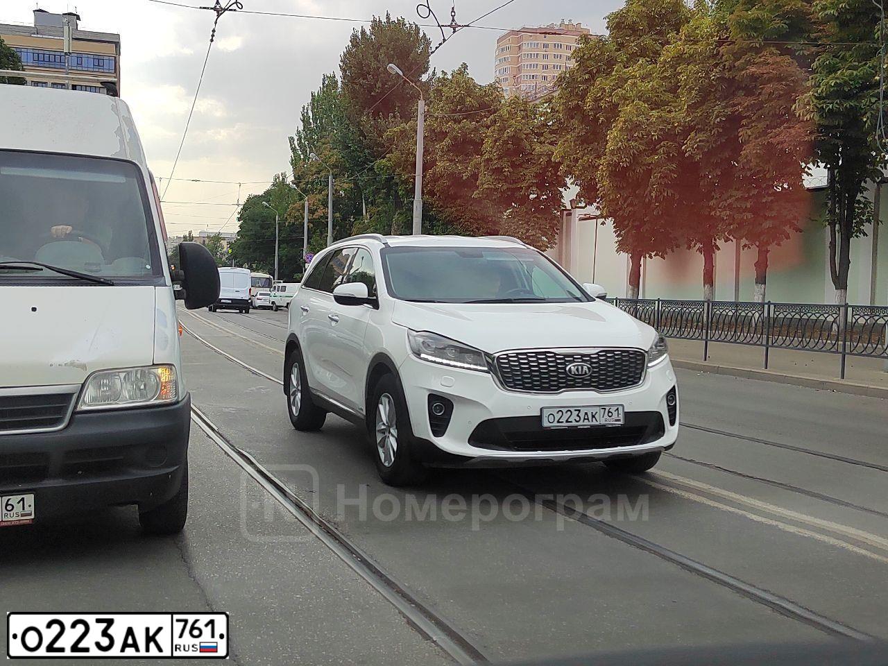 Фото автомобиля KIA SORENTO, 2018 — госномер О223АК761. Цвет: Белый