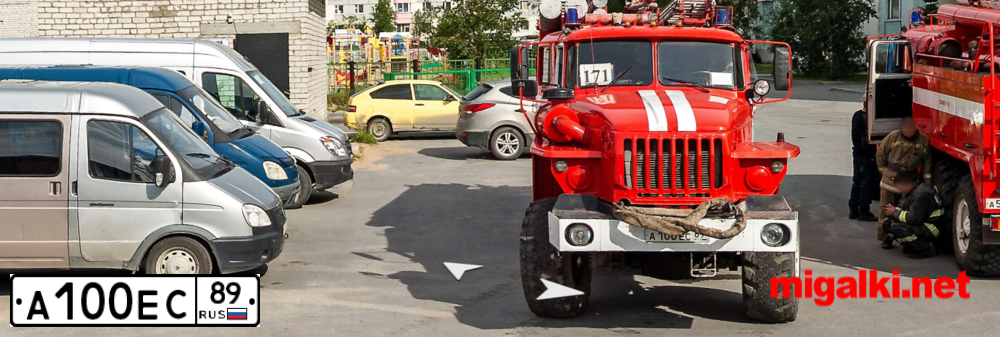 Фото автомобиля URAL 5557 /6X6/, 2009 — госномер А100ЕС89. Цвет: ЦВ СХ А6 ПО ГОСТ Р 50574-2019