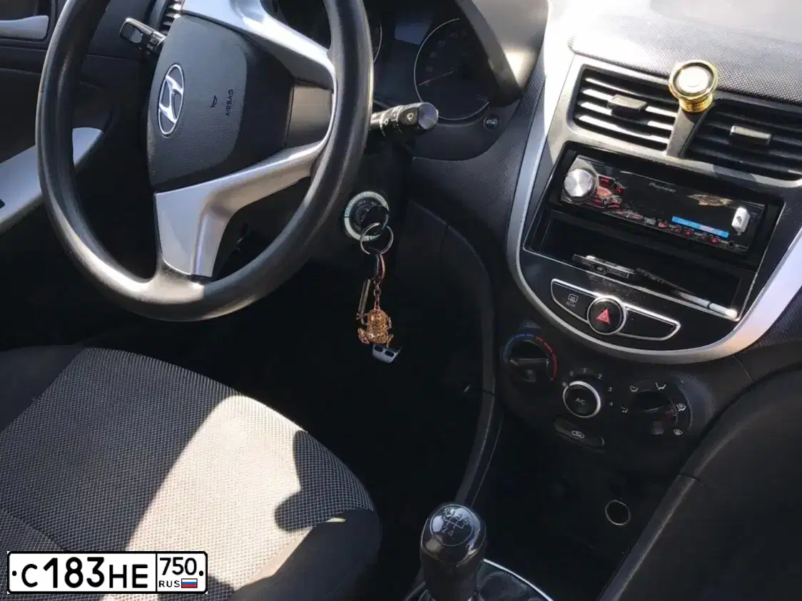 Фото автомобиля HYUNDAI SOLARIS, 2013 — госномер С183НЕ750. Цвет: СЕРЕБРИСТЫЙ