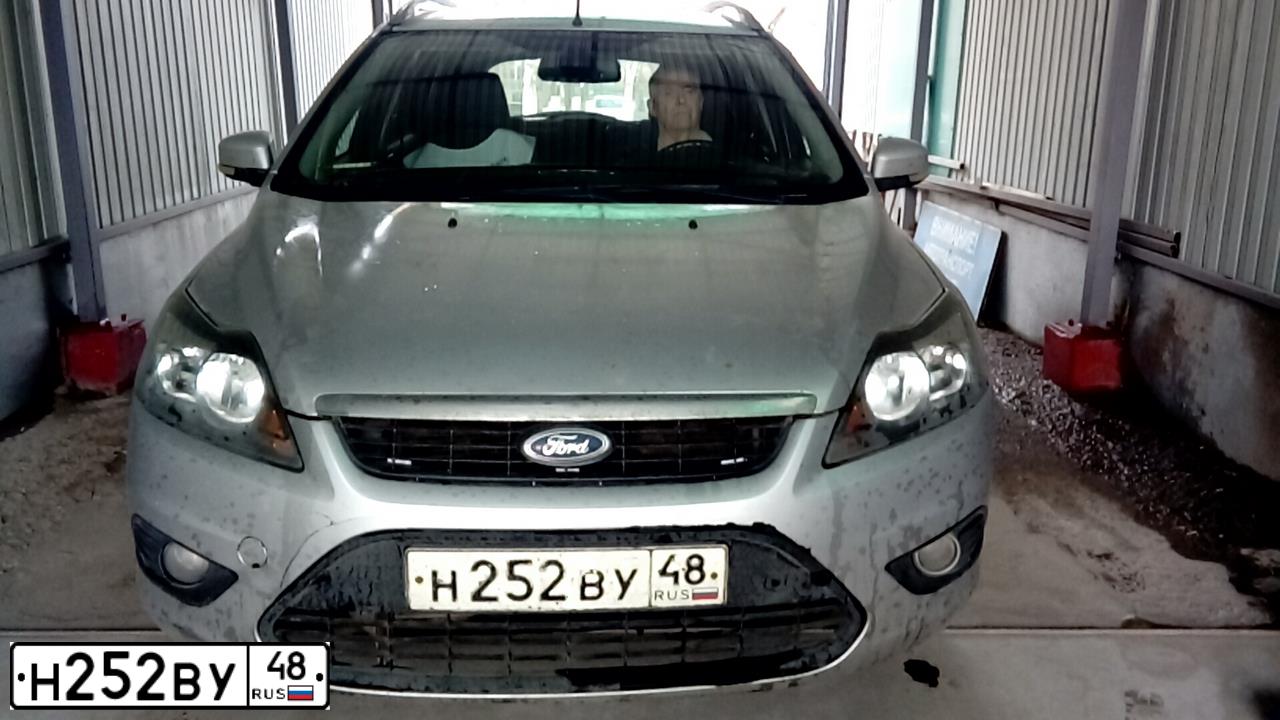 Фото автомобиля FORD FOCUS, 2010 — госномер Н252ВУ48. Цвет: Серебристый