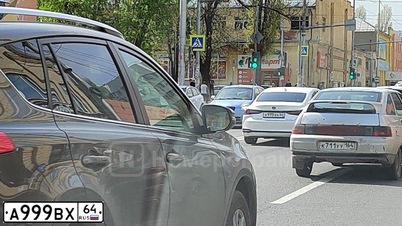 Фото автомобиля TOYOTA CAMRY, 2013 — госномер Т111ЕР64. Цвет: БЕЛЫЙ