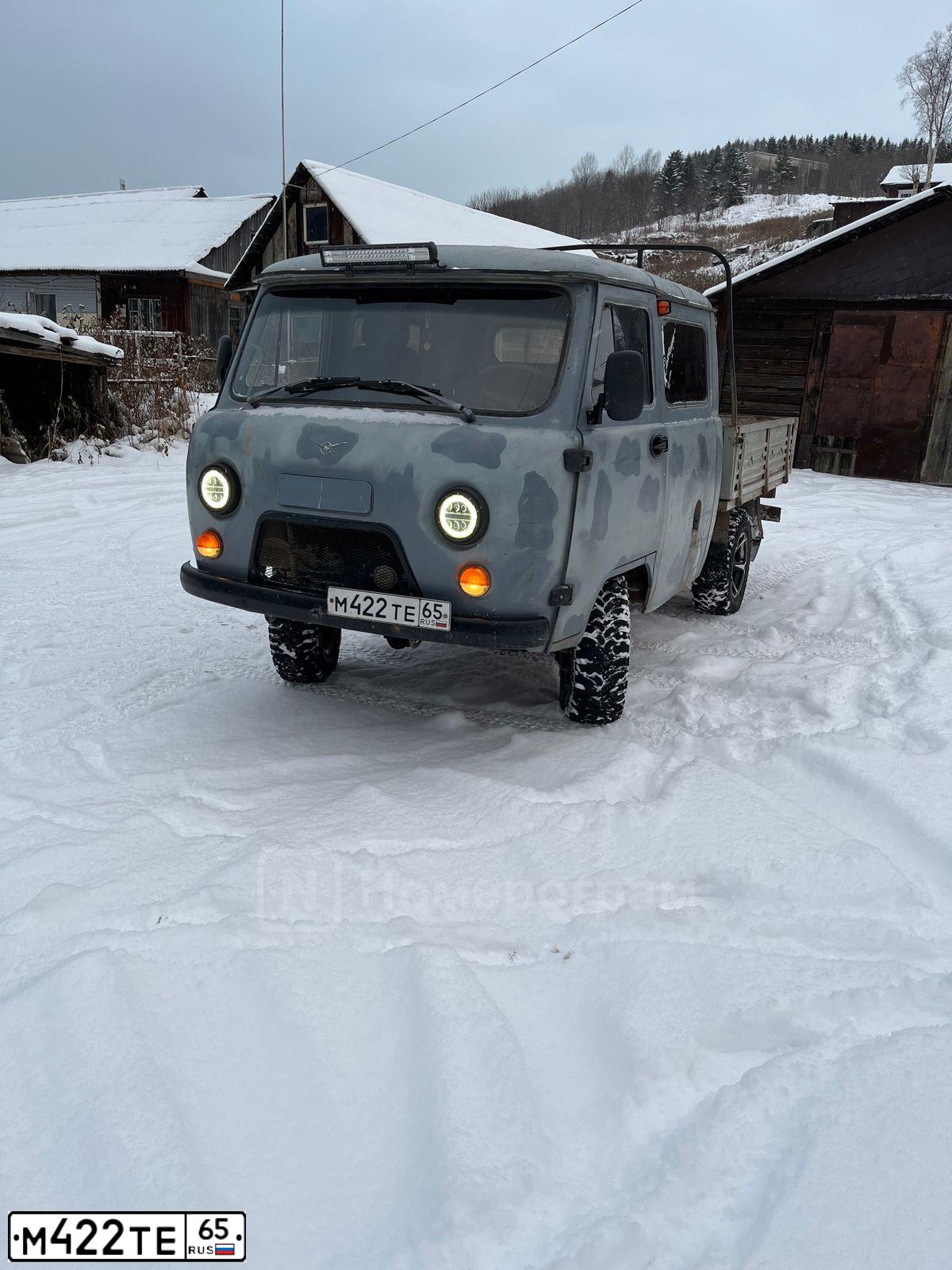 Фото автомобиля UAZ 3909, 2015 — госномер М422ТЕ65. Цвет: БЕЛАЯ НОЧЬ СЕРЫЙ