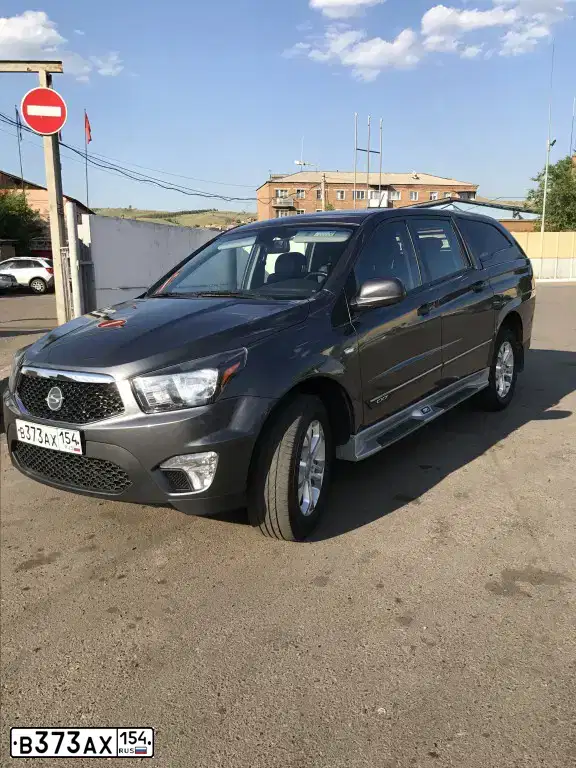 Фото автомобиля SSANGYONG KORANDO, 2012 — госномер В373АХ154. Цвет: Серый