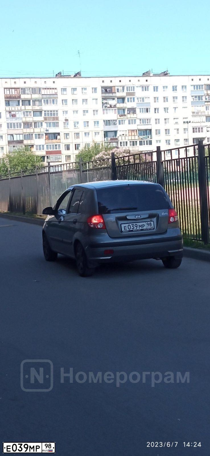 Фото автомобиля HYUNDAI GETZ, 2005 — госномер Е039МР98. Цвет: ТЕМНО-СЕРЫЙ
