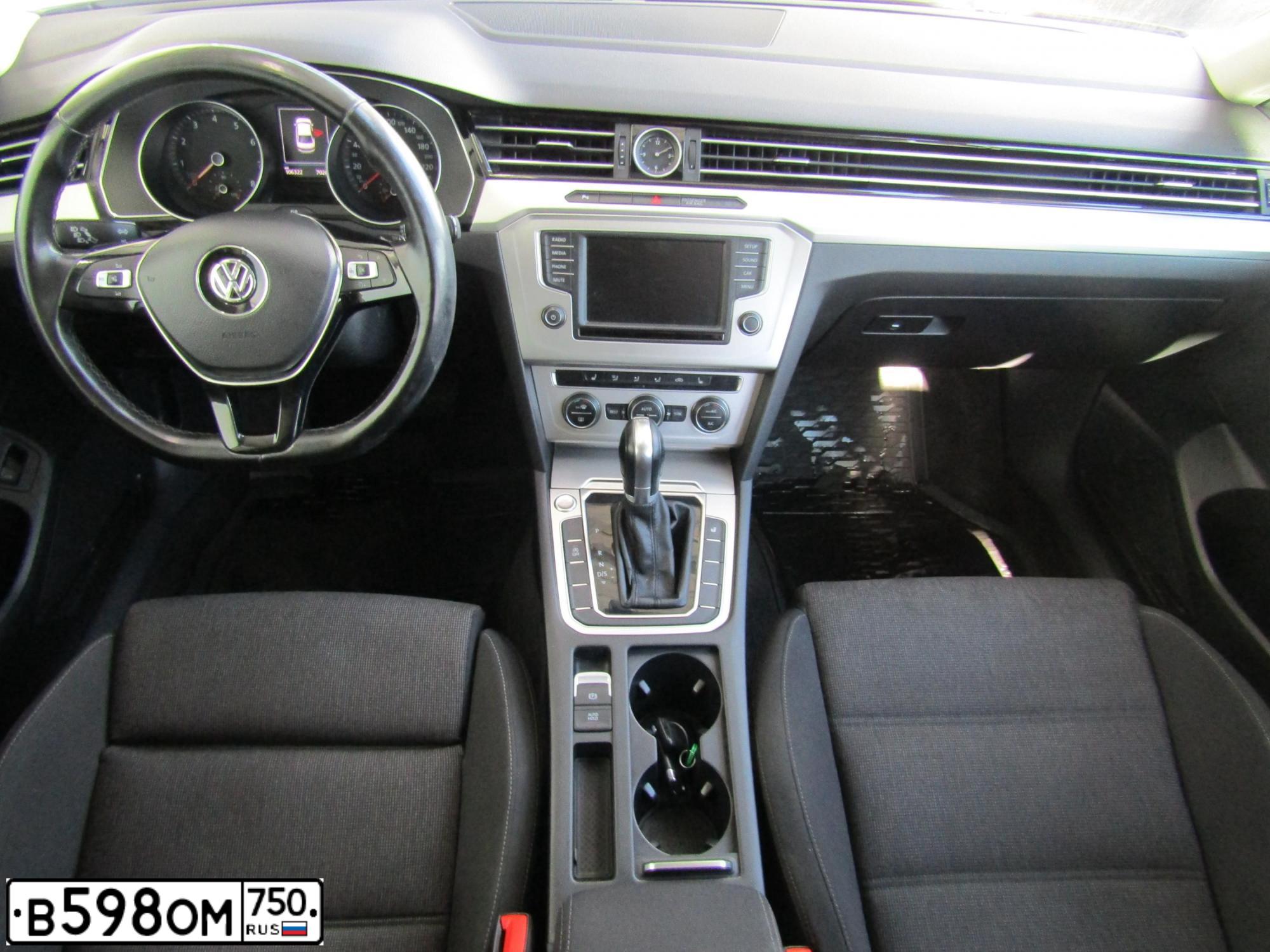 Фото автомобиля VOLKSWAGEN PASSAT, 2017 — госномер М664ОК134. Цвет: Белый